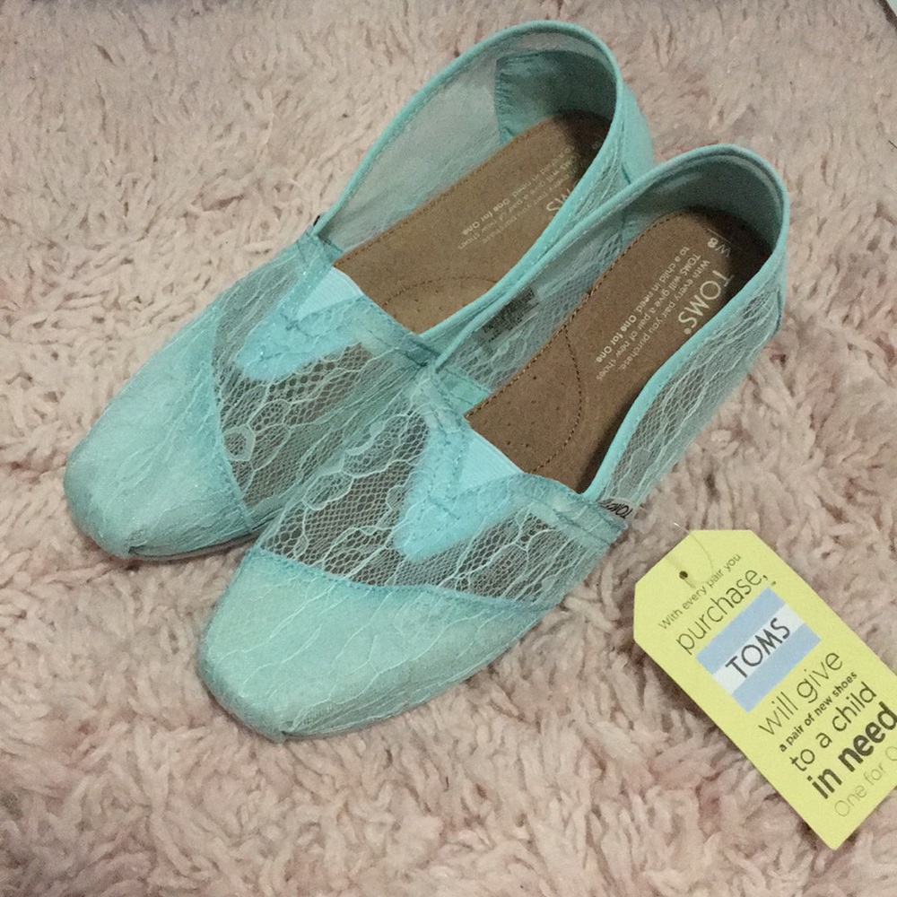 NWT Women's Lace Classic Toms